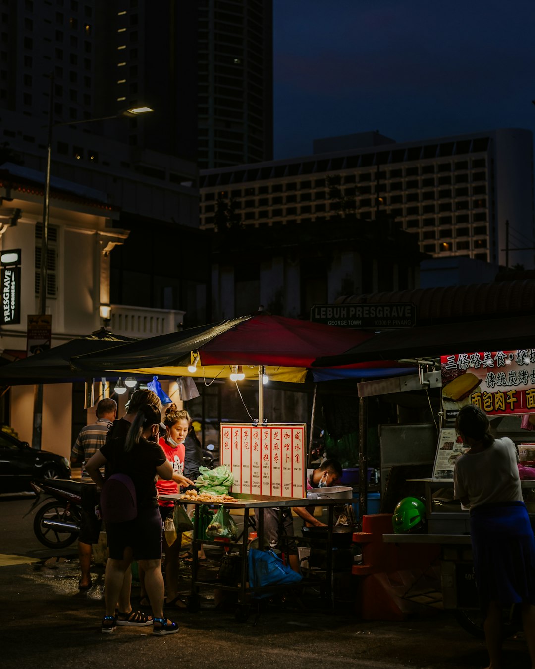 Night food stalls on Lebuh Presgrave in George Town, Penang, with vendors serving late-night hawker food